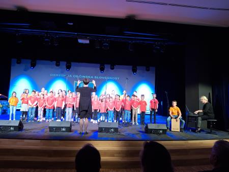 Nastopajoči pevski zbor pod vodstvom Irme Močnik s spremljavo Damijane Božič Močnik 